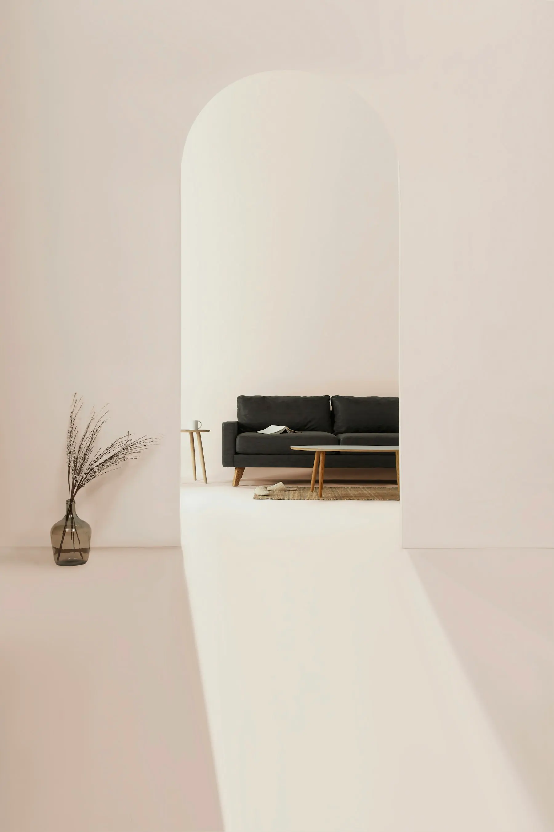 Arco blanco que conecta dos estancias llenas de luz
