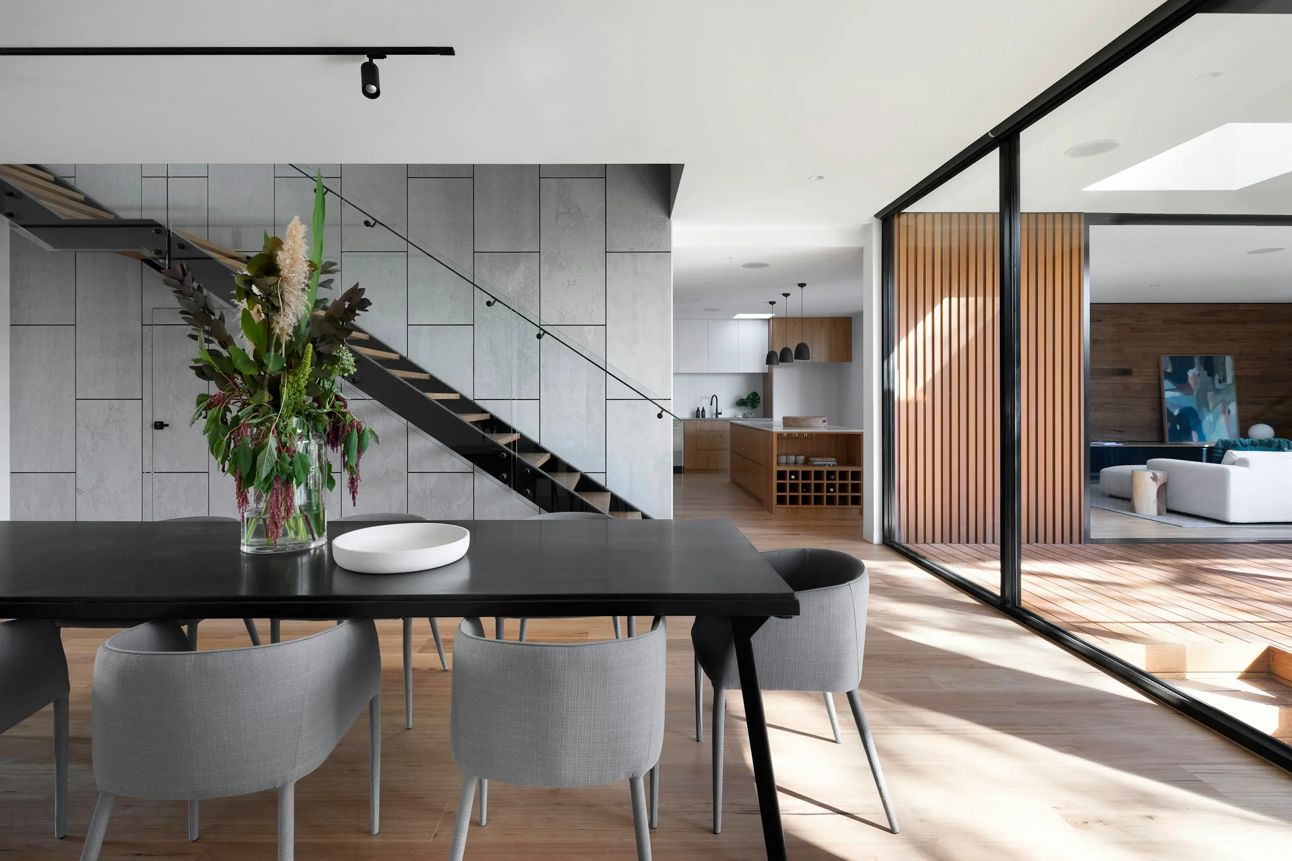 Comedor de Casa Albufera con escalera, madera y luz natural