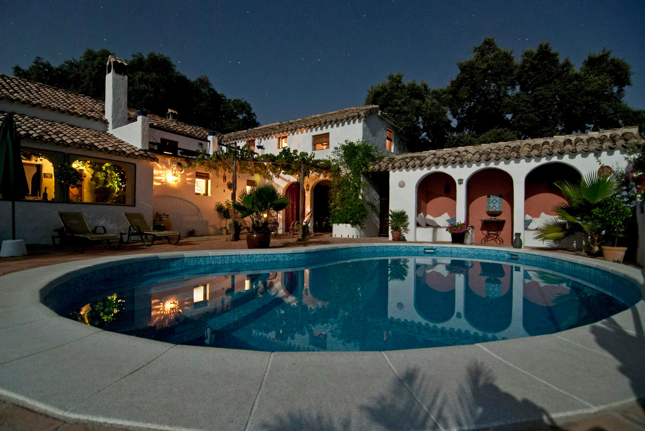 Patio con piscina y arcos de la casa original de Casa Godella