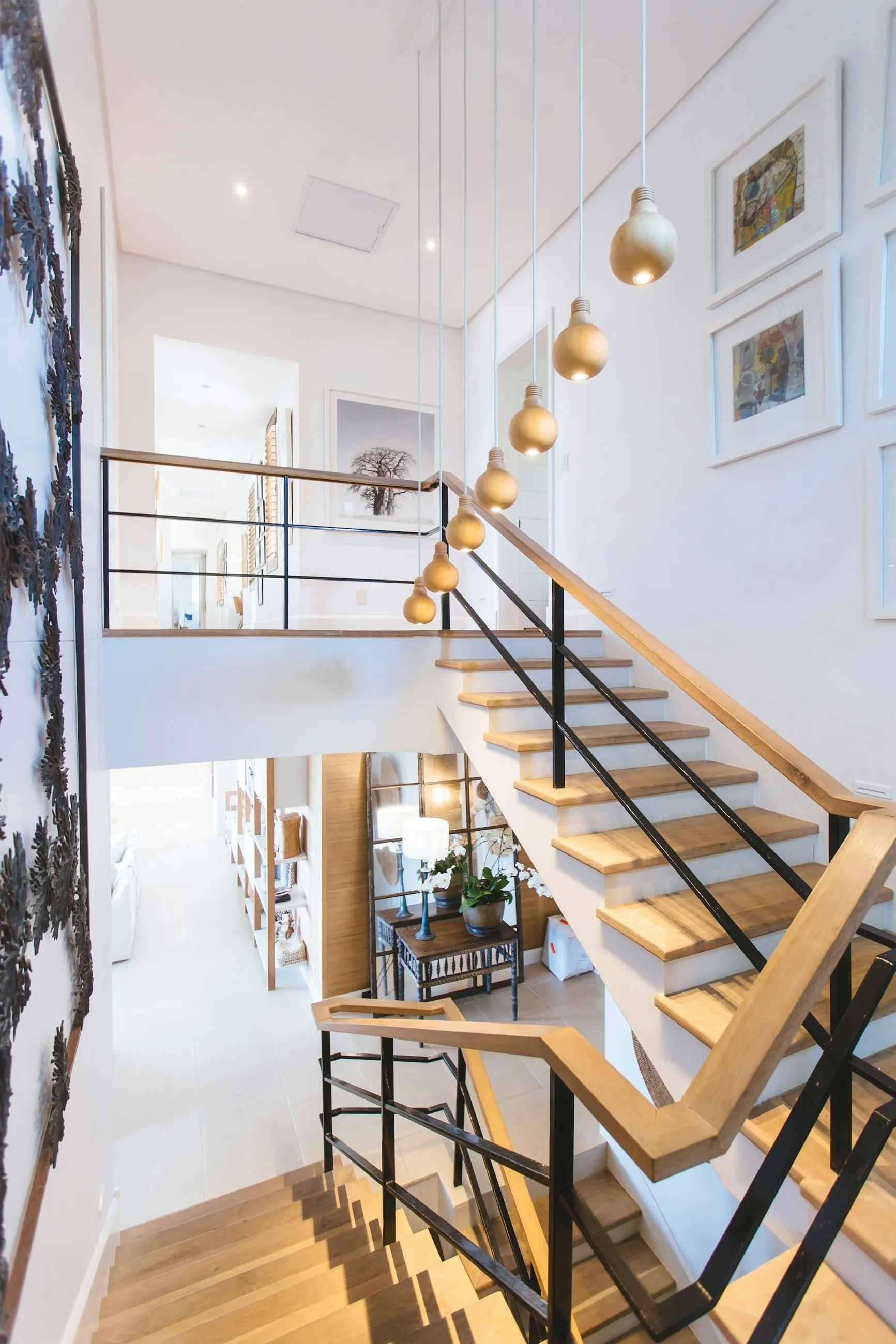 Escalera interior de madera y barandilla metálica
