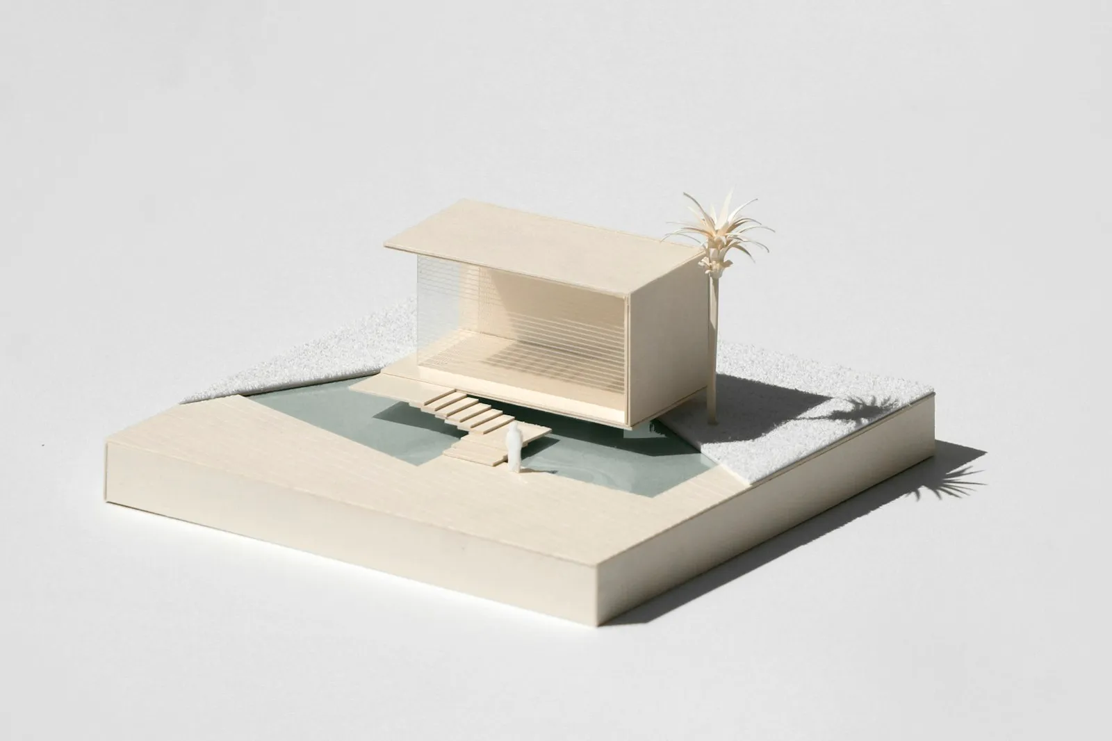 Maqueta de una vivienda minimalista sobre una mesa