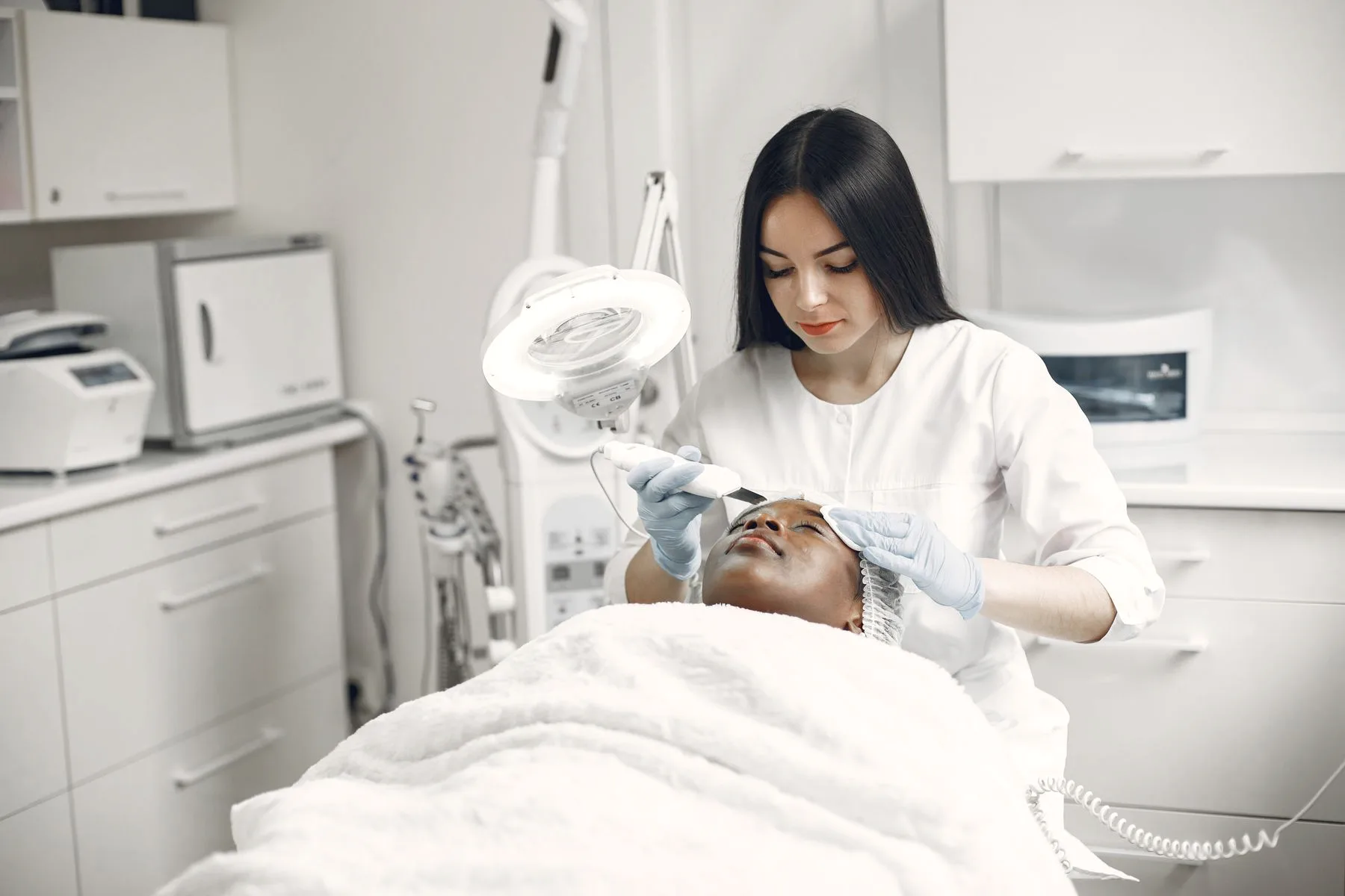 Cosmetóloga realizando un tratamiento facial en Remei